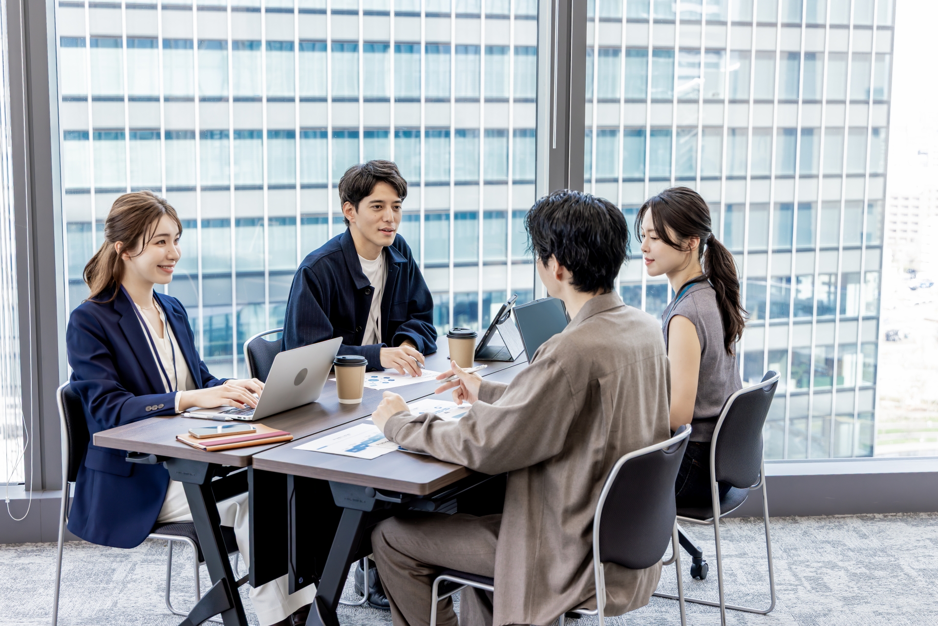 ネクストプレナーズのコンサルタントとクライアント企業がミーティングしている様子